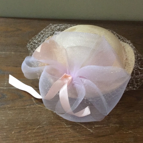 Vintage Formal Wedding Hat - 1970s/80s Peach Hat With Netting Tulle & Bow - Picture 2 of 6